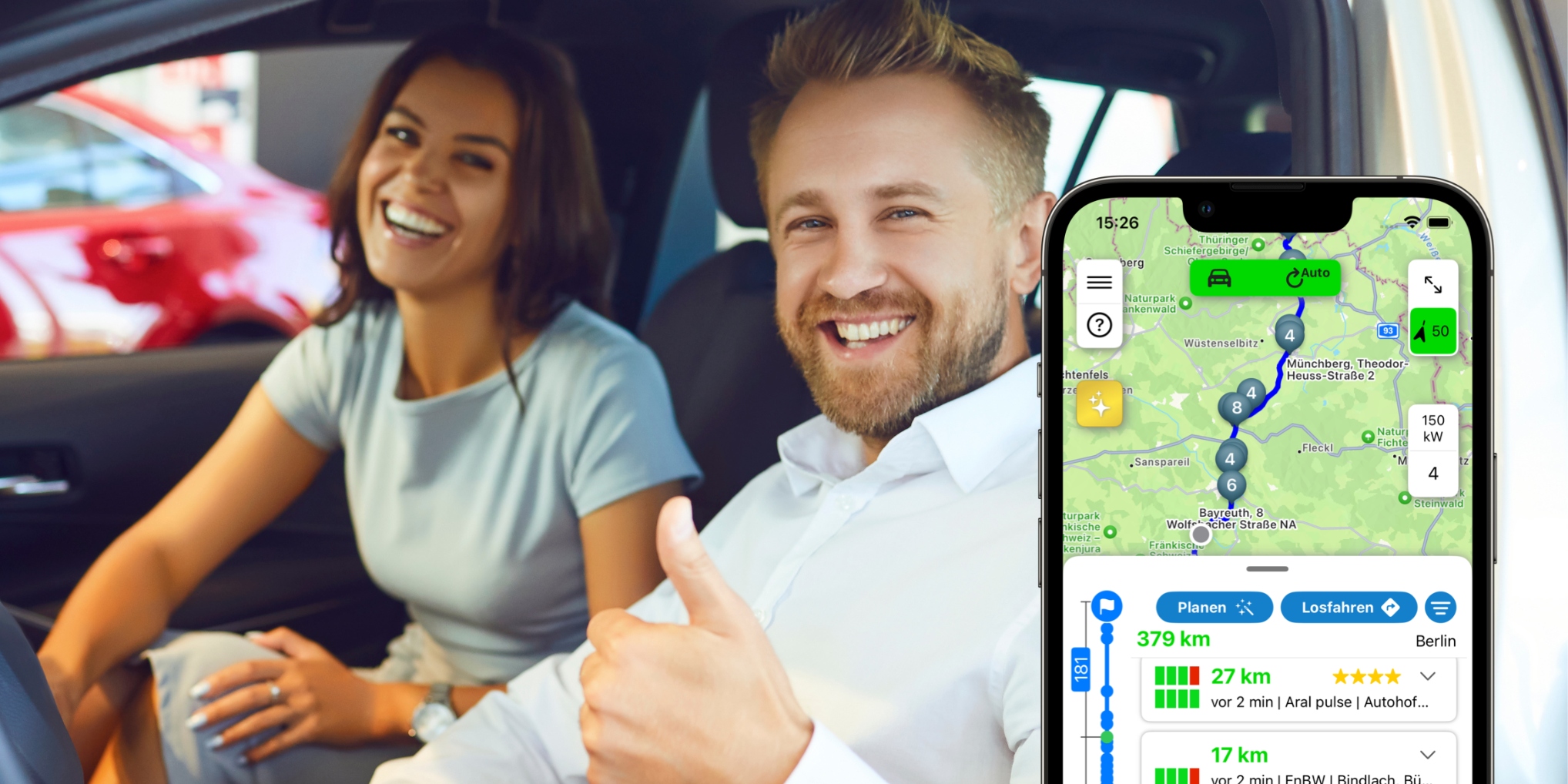 Entspannte frohe Elektroautofahrer mit ChargingTime App